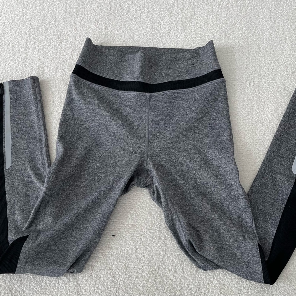 NWOT Gapfit black and gray leggings with bottom zipper- XS